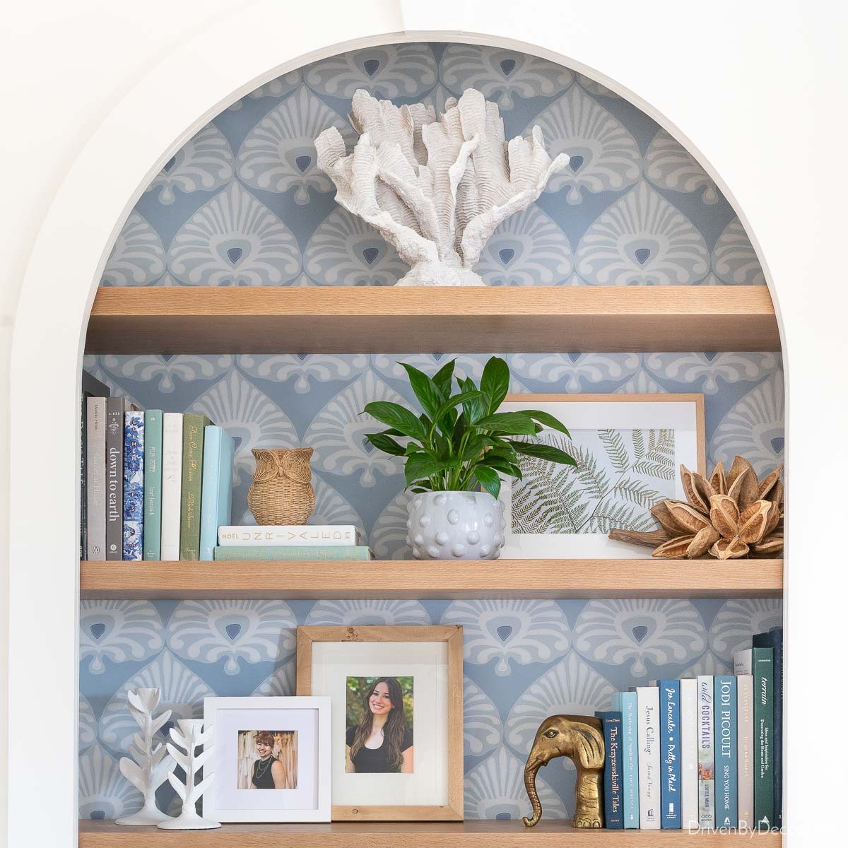 How to Decorate a Bookshelf: 10 Simple Formulas That Work!